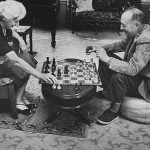 Η Βέρα και ο Βλαντίμιρ Ναμπόκοφ παίζουν σκάκι.